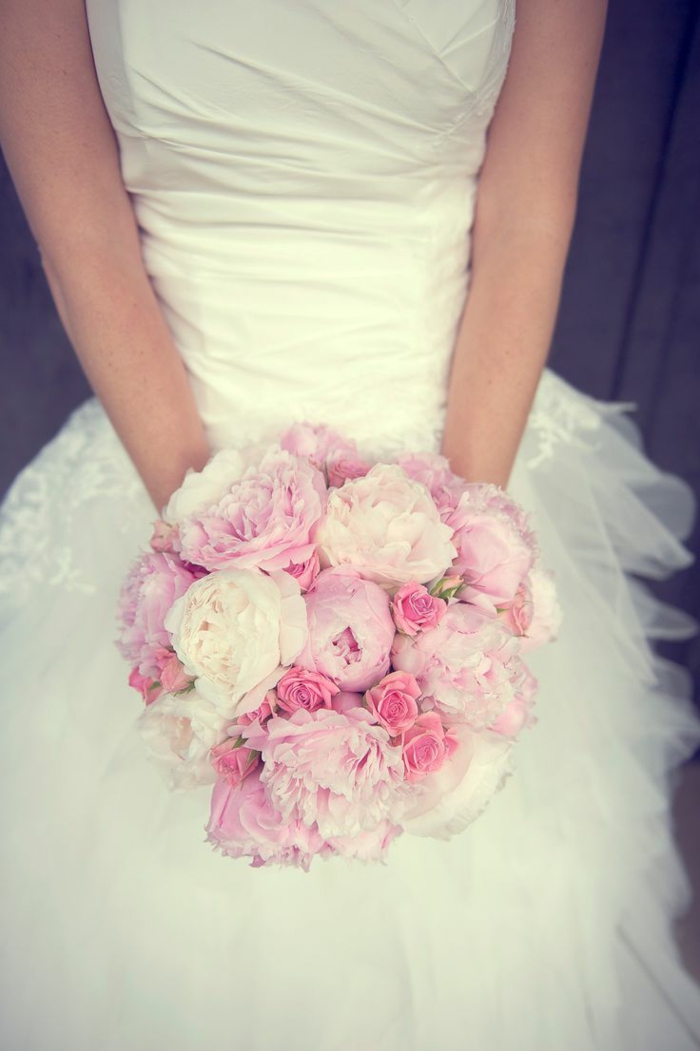 1-bouquet-de-mariée-rond-rose-robe-blanche-joli-design-de-la-robe-avec-fleurs-roses