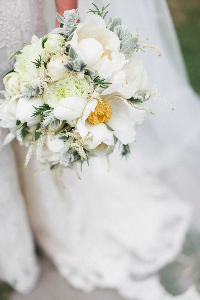 1-bouquet-mariée-original-avec-fleurs-blancs-comment-choisir-un-bouquet-de-mariage