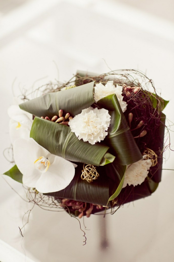 1-bouquet-mariée-original-bouquet-mariée-rond-avec-fleurs-blancs-jolie-idee-pour-mariage