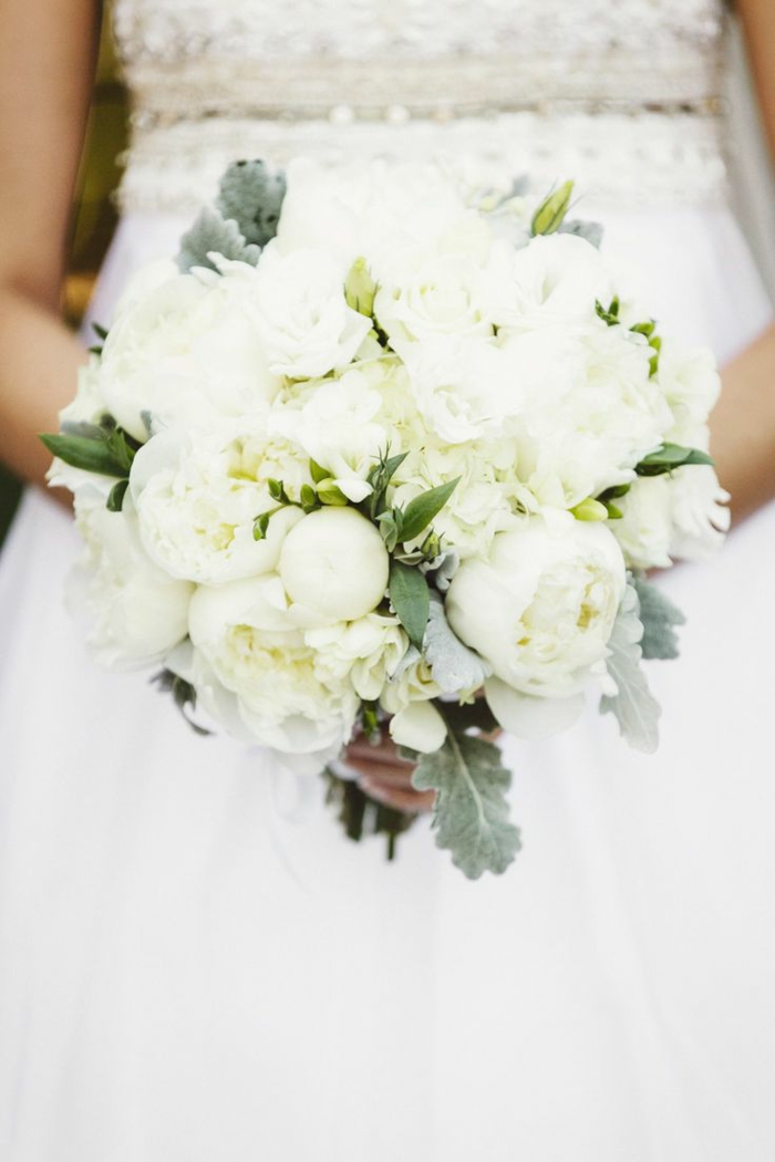 1-bouquet-mariée-pivoine-blanc-quel-bouquet-choisir-pour-le-jour-de-mariee-jolie-robe-de-mariee-blanche