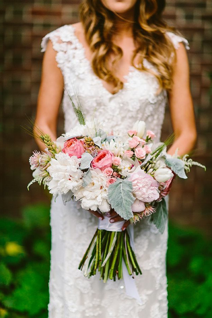 1-bouquet-mariée-pivoine-joli-bouquet-champetre-pour-le-jour-de-mariee-robe-blanche