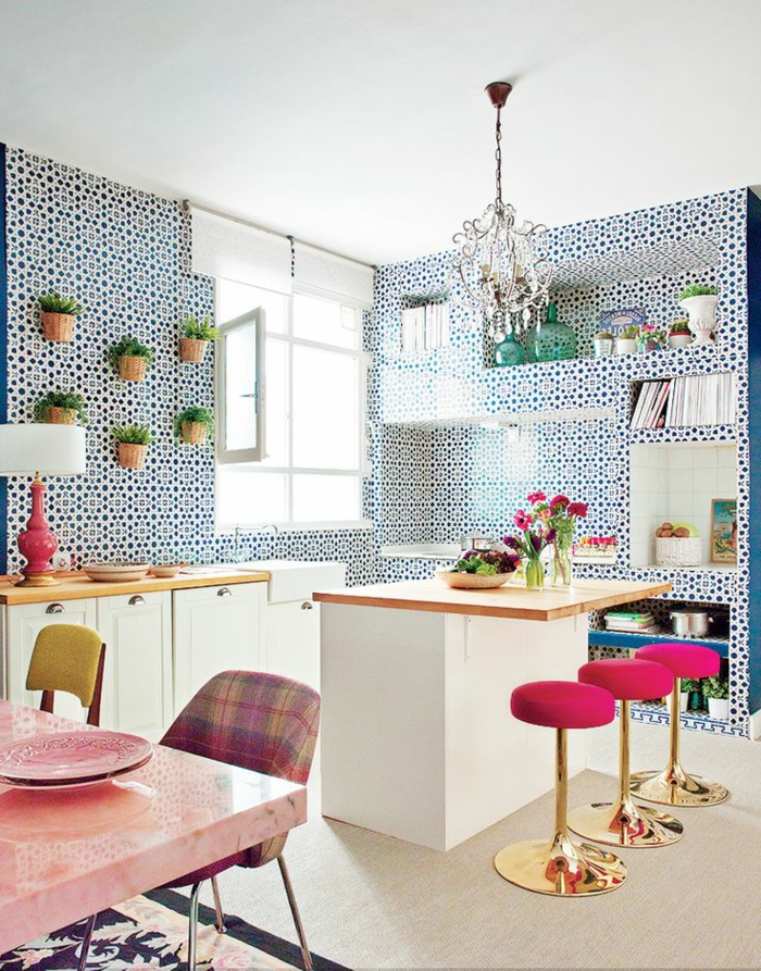 1-carrelage-adhesif-mural-de-couleur-bleu-et-blanc-et-chaises-de-bar-de-cuisine-lustre-cristal