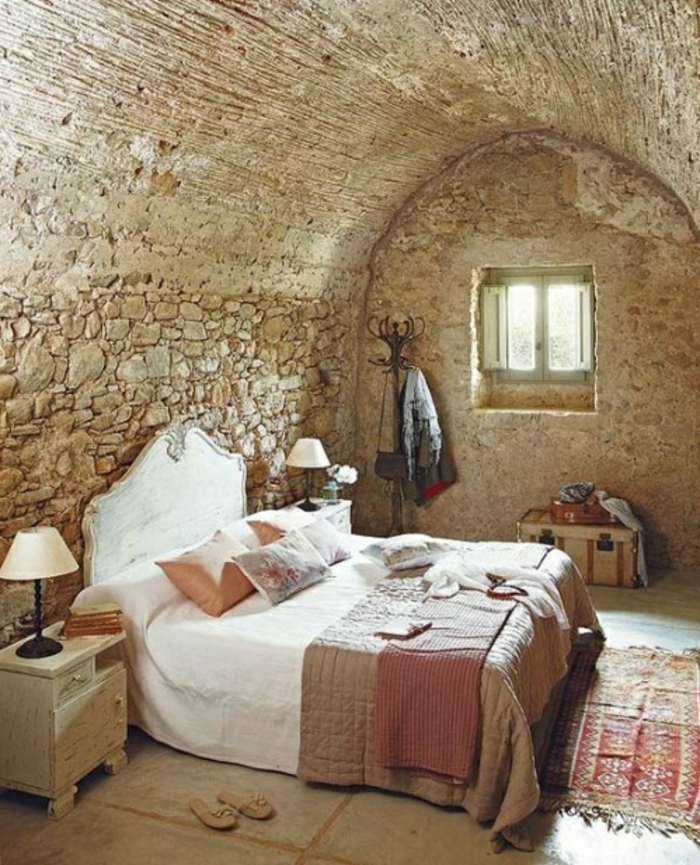 1-chambre-a-coucher-avec-mur-en-pierre-de-parement-intérieur-et-tapis-baroque