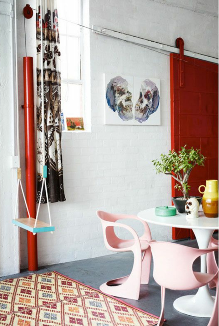 1-comment-accorder-les-couleurs-dans-la-salle-à-manger-un-joli-tapis-coloré-beige-et-rouge-porte-en-bois-rouge