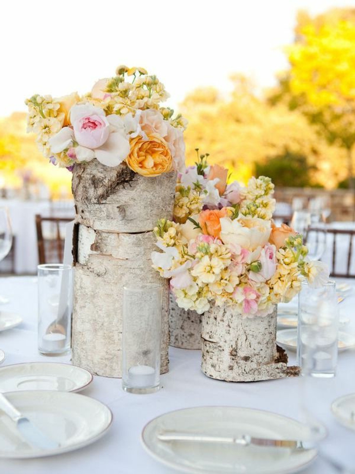 1-comment-bien-decorer-la-table-voici-un-joli-gros-bouquet-de-fleurs-colorés-pour-la-table