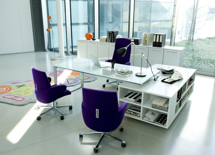 1-couleur-feng-shui-bureau-avec-chaises-violettes-et-sol-en-lino-gris-tapis-coloré-et-chaises-violettes