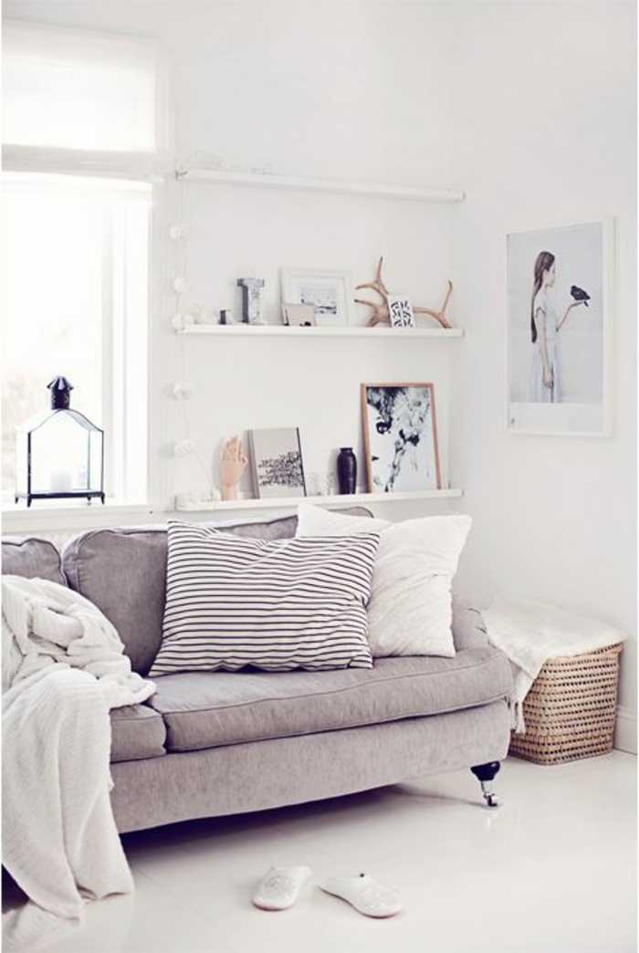 1-coussin-gifi-coussin-canape-gris-sol-en-lino-blanc-murs-blancs-salon-plein-de-lumière