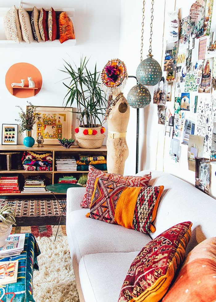 1-deco-salon-marcain-meubles-marocains-dans-le-salon-moderne-marocain-avec-tapis-coloré-coussins-decoratifs