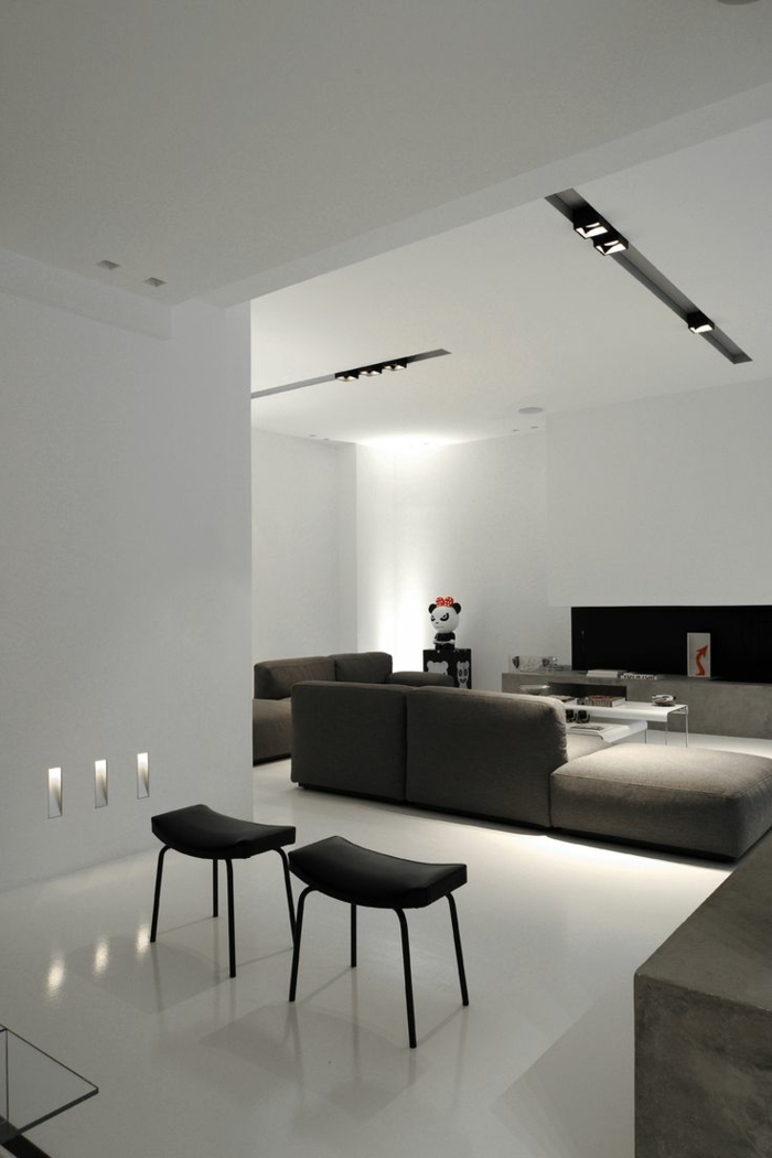 1-eclairage-indirect-salon-avec-un-interieur-blanc-noir-simple-et-epuré-sol-en-lino-blanc