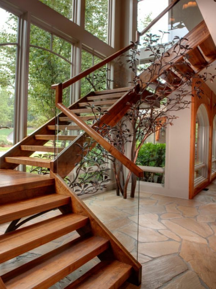 1-fabriquer-un-escalier-en-bois-foncé-pour-le-couloir-moderne-avec-grandes-fenetres