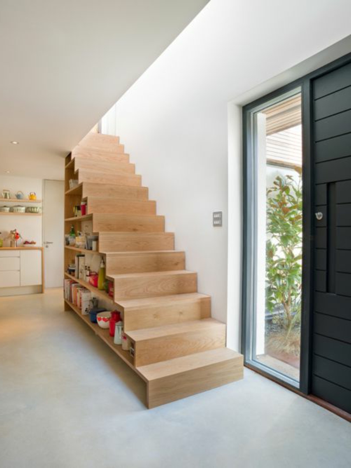 1-fabriquer-un-escalier-en-bois-foncé-pour-le-couloir-moderne-avec-interieur-blanc-murs-blancs-et-plafond-haut