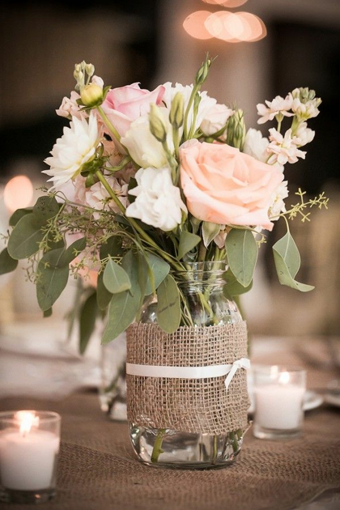 1-gros-bouquet-de-fleurs-sur-la-table-une-jolie-mode-de-decoration-avec-bouquet-de-roses