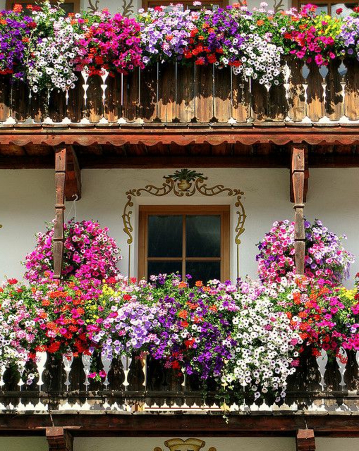 1-jardiniere-balcon-jardiniere-balcon-avec-fleurs-colorés-un-joli-balcon-en-bois-foncé