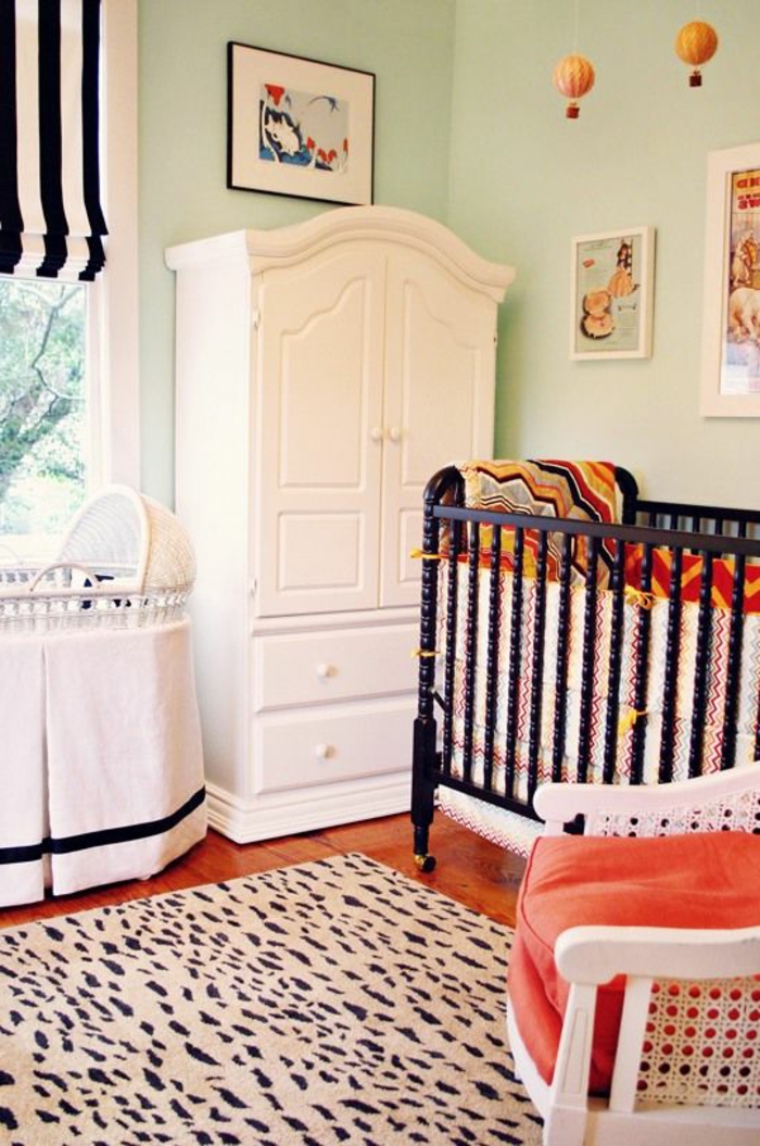 1-joli-armoire-jaune-armoire-blanc-pour-la-chambre-d-enfant-et-sol-en-parquet-avec-tapis-beige-et-noir