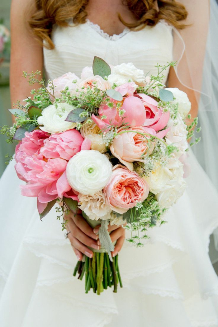 1-joli-bouquet-mariée-pivoine-bouquet-mariée-original-pour-le-jour-de-mariage-jolie-idee