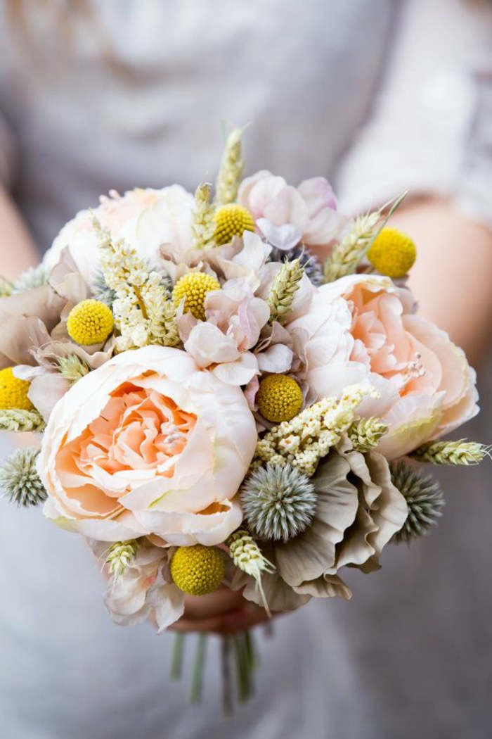 1-joli-bouquet-mariée-rond-avec-pivoines-roses-beiges-et-decoration-avec-fleurs-pour-le-jour-de-mariage
