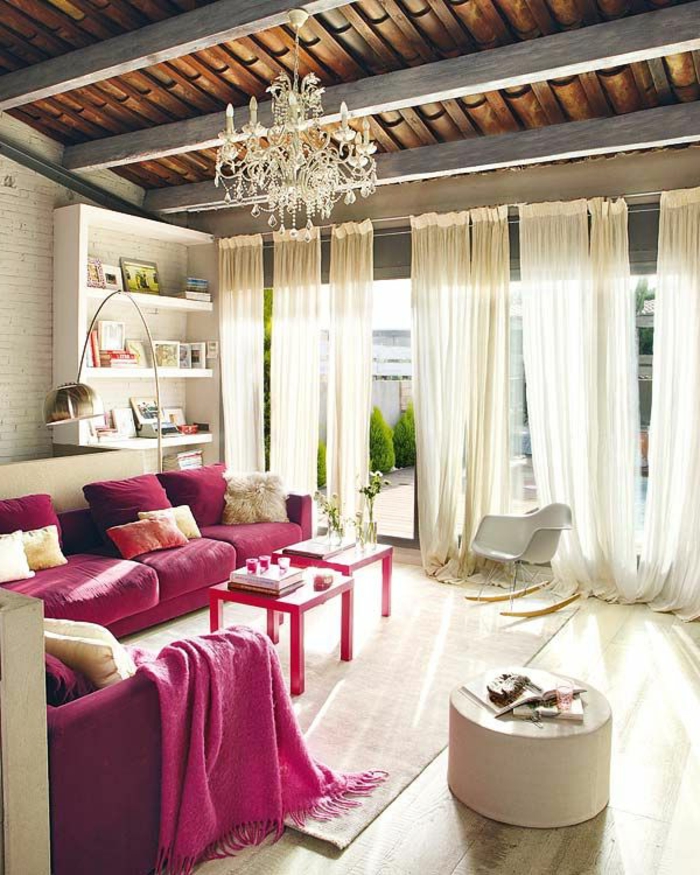 1-joli-deco-salon-marocain-avec-canape-rose-lustre-en-crystal-rideaux-longs-blancs