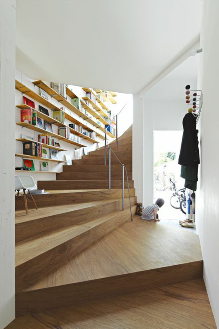 1-joli-escalier-tournant-en-bois-massif-pour-creer-un-intérieur-moderne-et-chic-chez-vous
