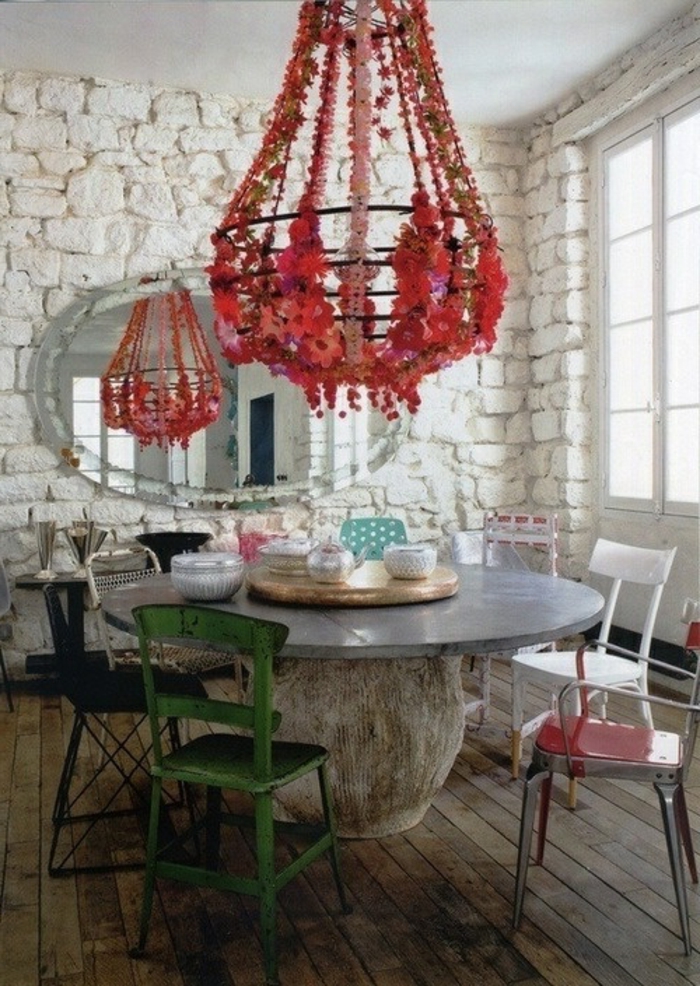 1-joli-salle-de-sejour-avec-mur-en-pierre-de-parement-intérieur-blanc-lustre-rouge-et-table-ronde