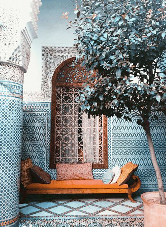 1-joli-salon-marocain-meubles-d-intérieur-modernes-marocains-canapé-en-cuir-marron