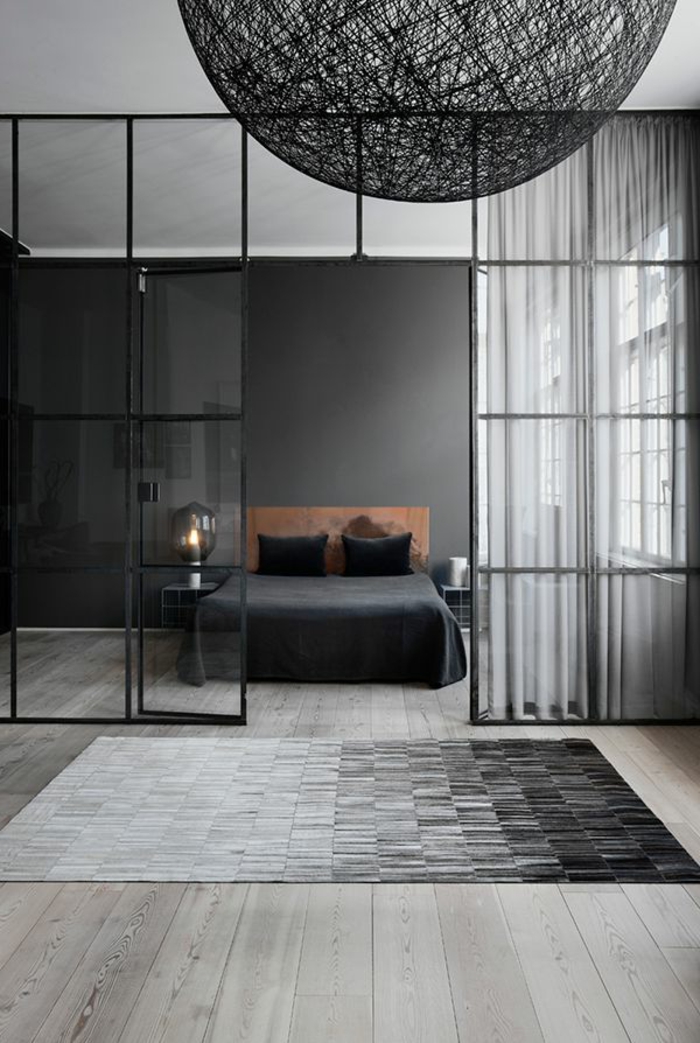 1-jolie-chambre-a-coucher-avec-tapis-gris-et-parquet-gris-lit-avec-couverture-noire-verriere-loft
