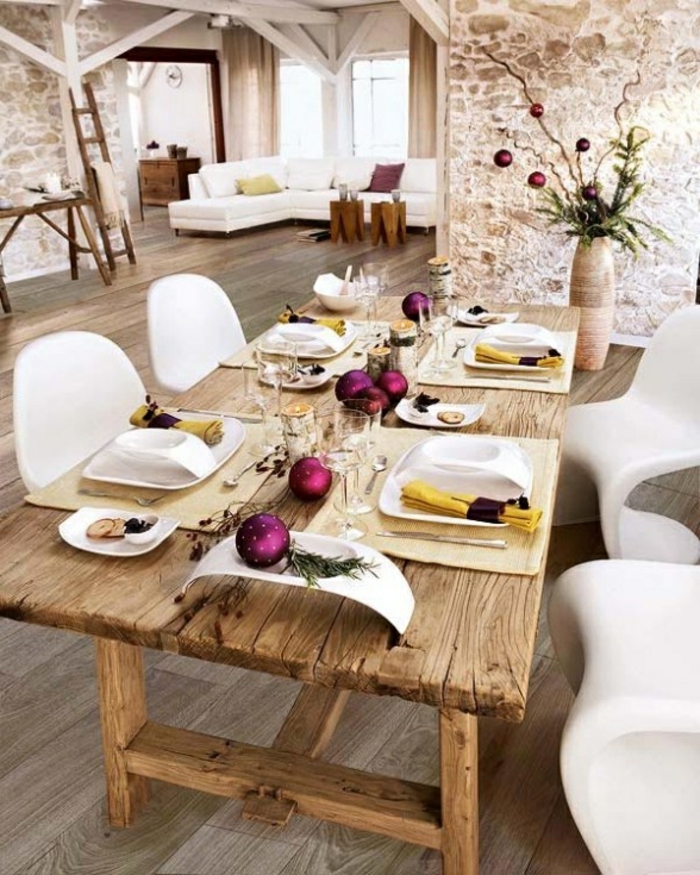 1-jolie-cuisine-avec-mur-imitation-pierre-mural-et-table-en-bois-clair-sol-en-parquet-gris