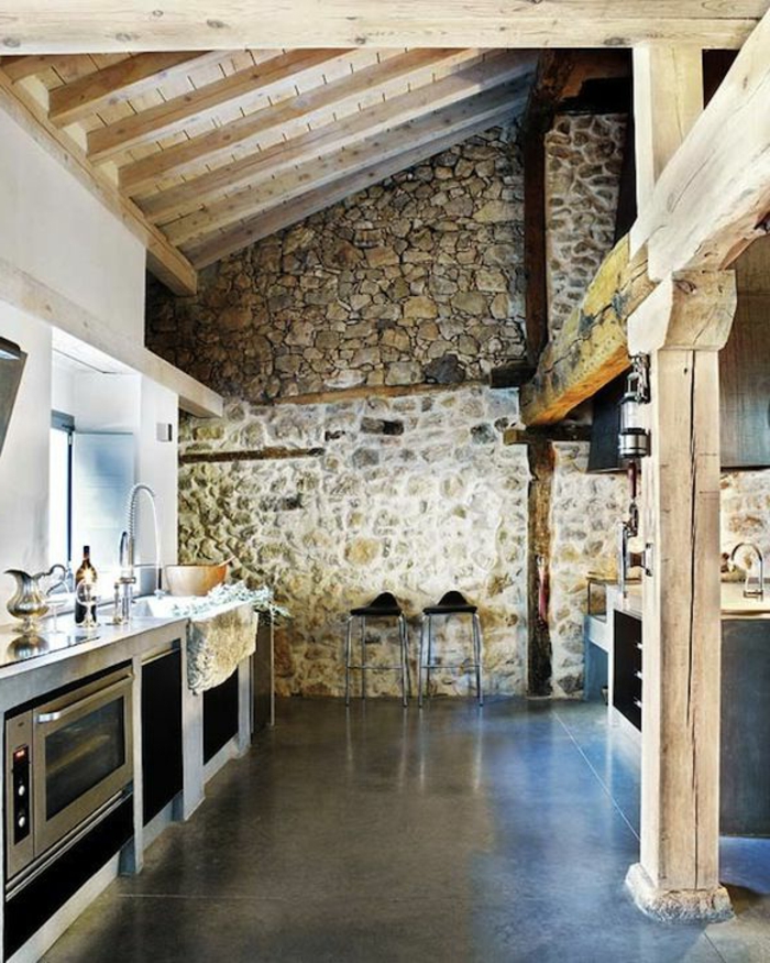 1-jolie-cuisine-avec-plafnd-sous-pente-et-sol-en-grand-dalle-gris-grand-mur-en-fausse-pierre