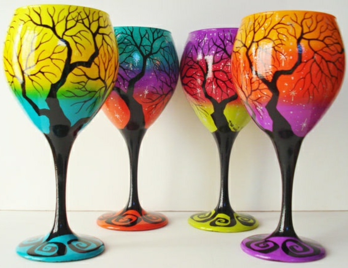 1-jolie-decoration-pour-les-verres-à-vin-colorés-comment-decorer-les-verres-a-vin