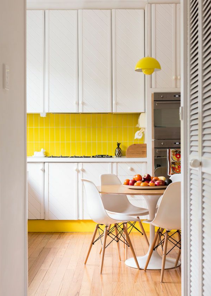 1-jolie-idee-pour-bien-decorer-les-murs-dans-la-cuisine-moderne-mur-avec-carrelage-jaune