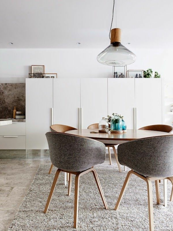 1-jolie-salle-à-manger-contemporaine-avec-chaises-contemporaines-salle-mange-gris-avec-tapis-gris-et-table-en-bois-clair