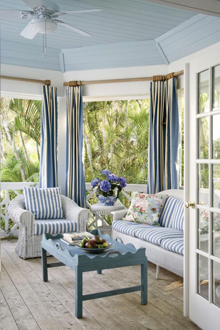 1-jolie-variante-pour-votre-véranda-en-kit-plafond-sol-avec-planchers-en-bois-clair-table-en-bois-bleu