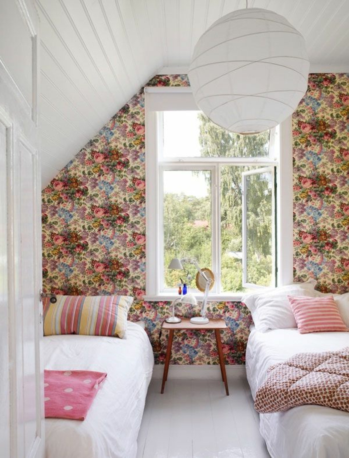 1-la-plus-belle-chambre-a-coucher-sous-pente-beaucoup-de-lumière-esprit-rustique-papier-peint-fleuri-anglais
