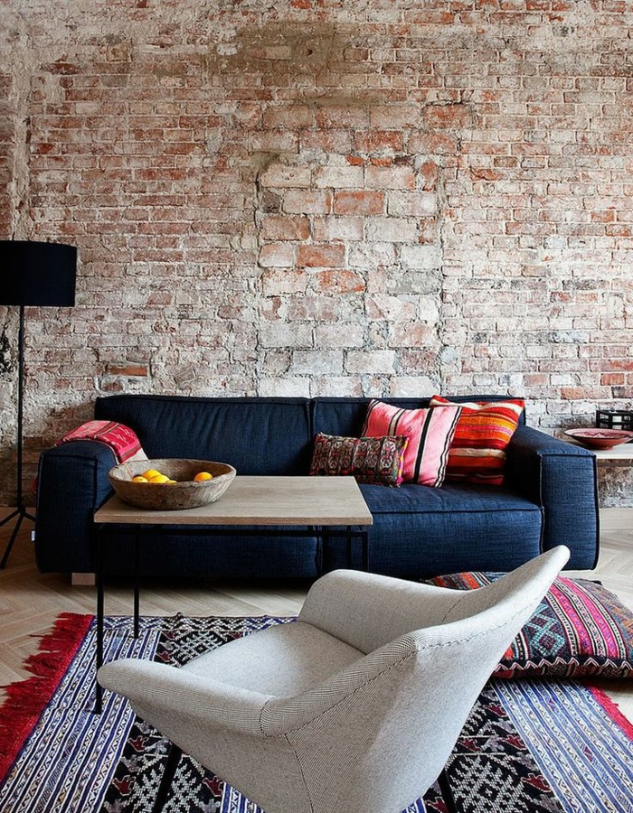 1-le-bon-coin-salon-marocain-avec-meubles-colores-et-tapis-blanc-et-noir-mur-de-briques