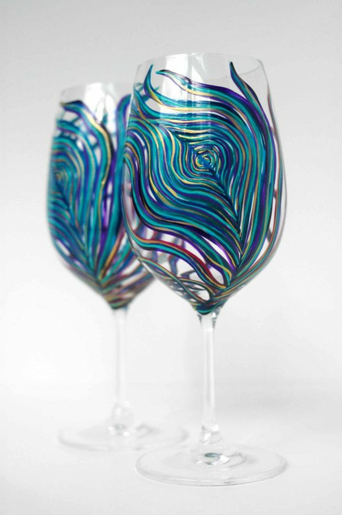 1-les-plus-beaux-verres-à-vin-design-de-couleur-bleu-foncé-avec-ornaments-jolis