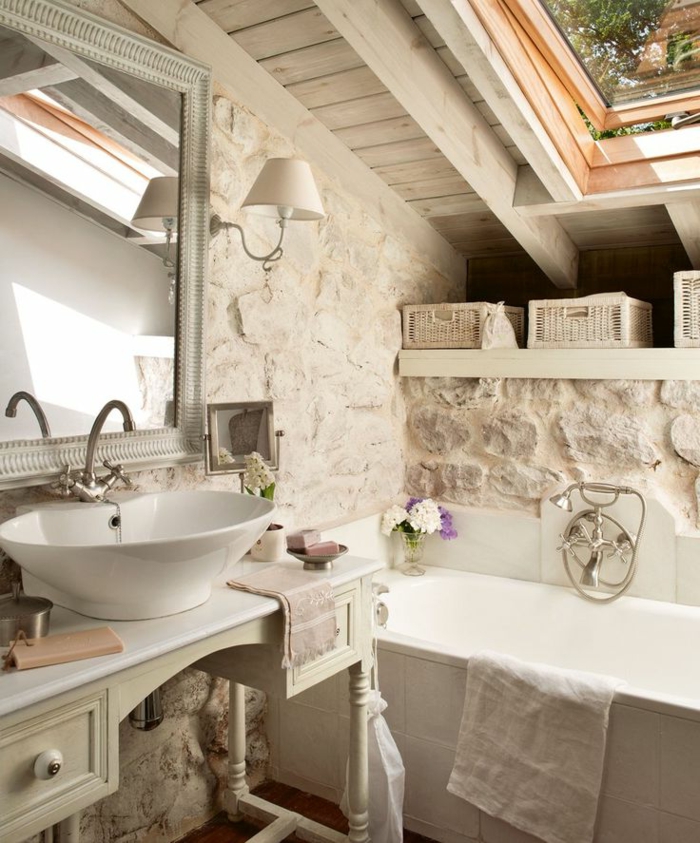 1-mur-en-pierre-apparente-blanche-dans-la-salle-de-bain-sous-pente-avec-un-plafond-en-verre
