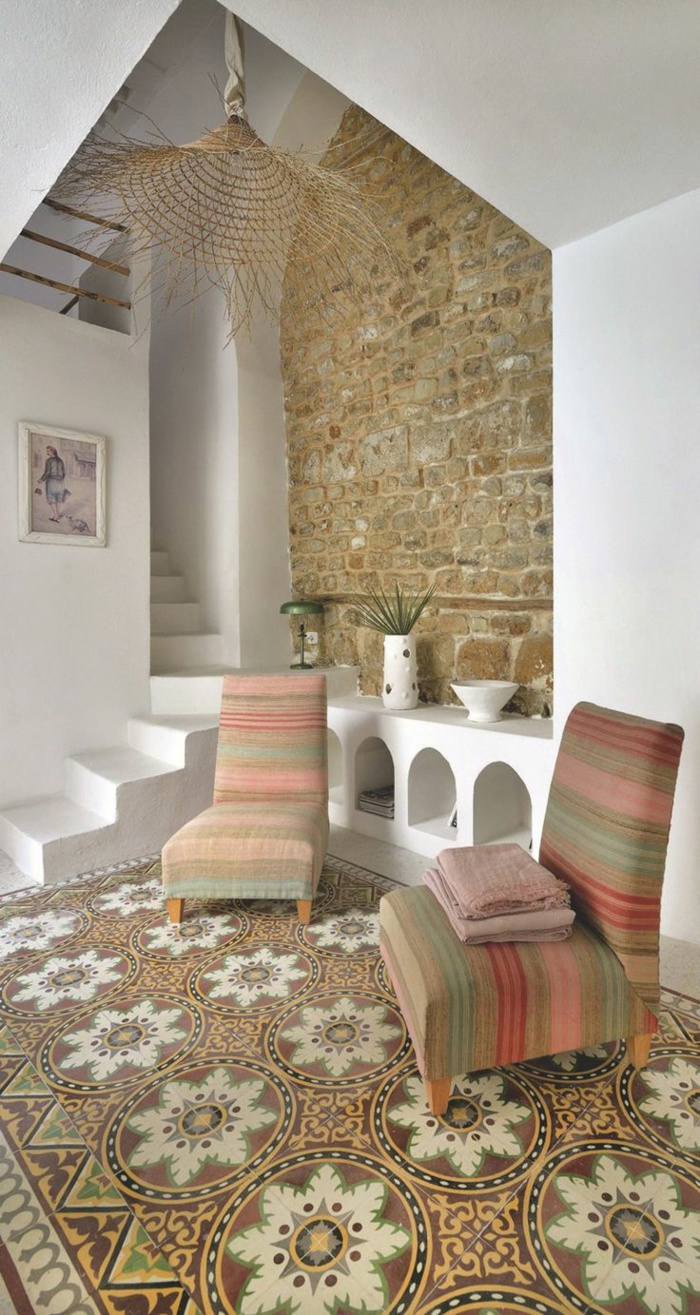 1-mur-imitation-pierre-pour-le-couloir-moderne-es-escalier-d-interieur-blanc-chaises-roses