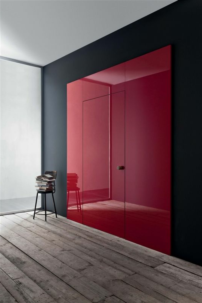 1-porte-galandage-lapeyre-rouge-mur-noir-sol-en-bois-foncé-plafond-blanc