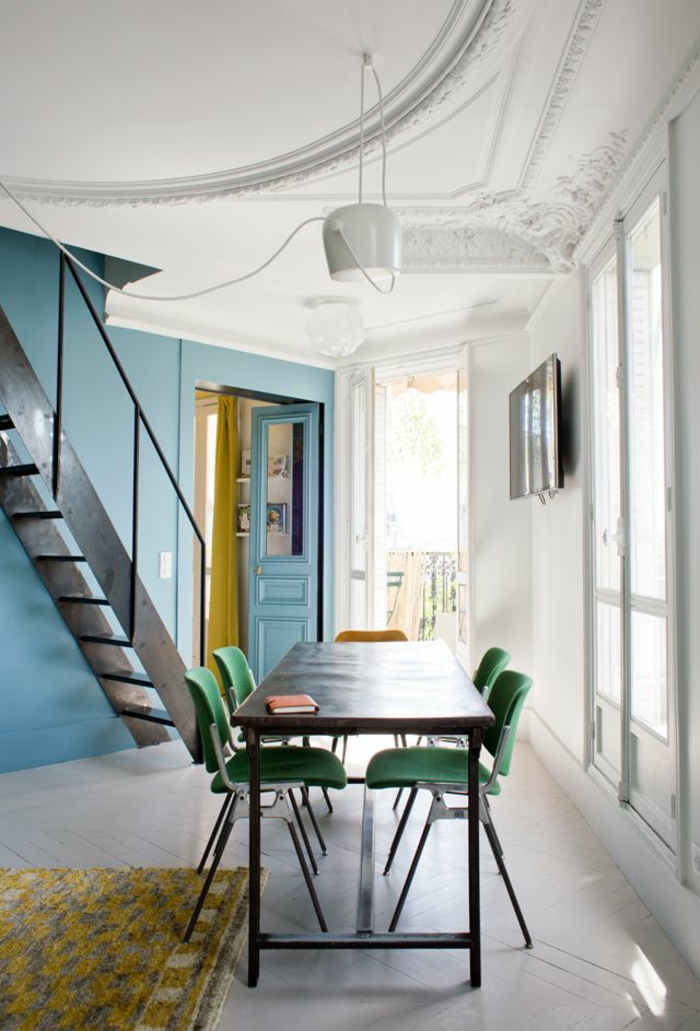1-salle-à-manger-complète-conforama-avec-tapis-jaune-et-chaises-colorés-murs-blancs