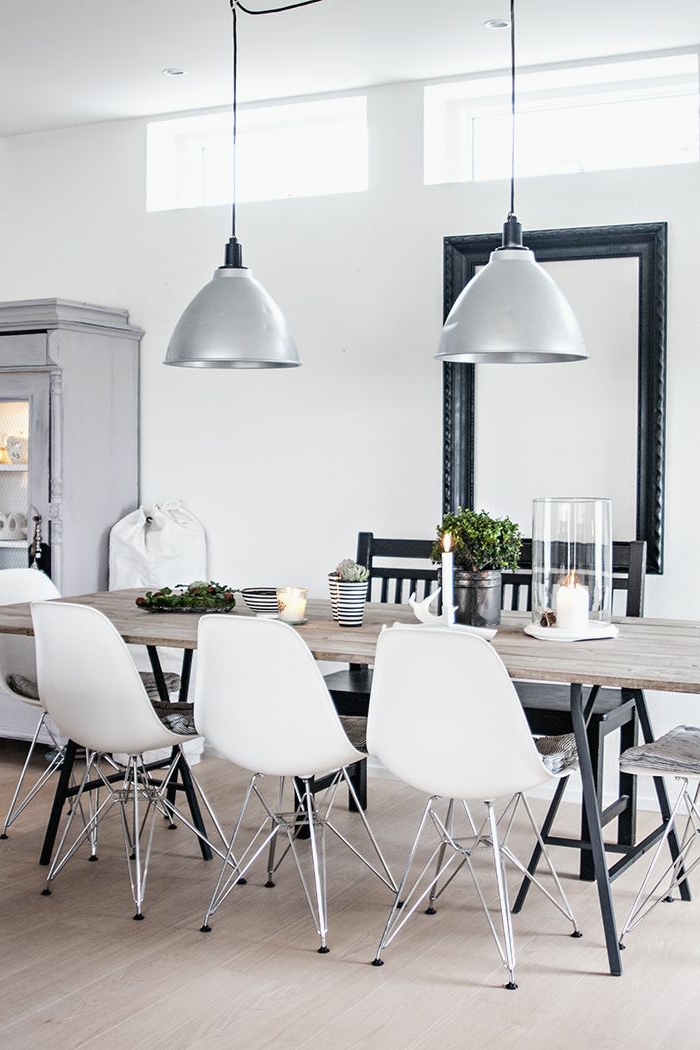 1-salle-à-manger-contemporaine-avec-chaises-contemporaines-salle-manger-blanche-sol-en-parquet-clair
