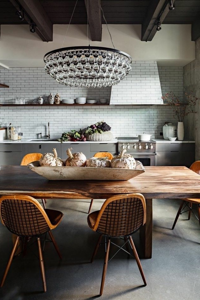 1-salle-à-manger-contemporaine-complete-avec-meubles-en-bois-massif-et-mur-en-carrelage-gris