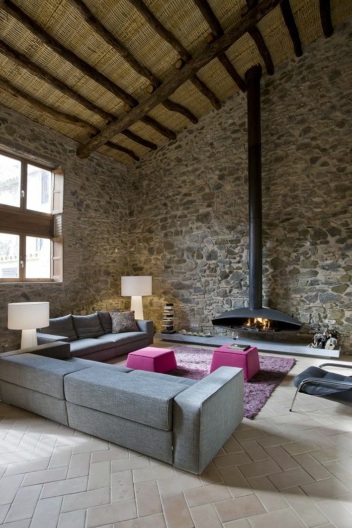 1-salon-avec-cheminée-d-intérieur-et-tapis-rose-fauteuil-gris-dans-le-salon-moderne