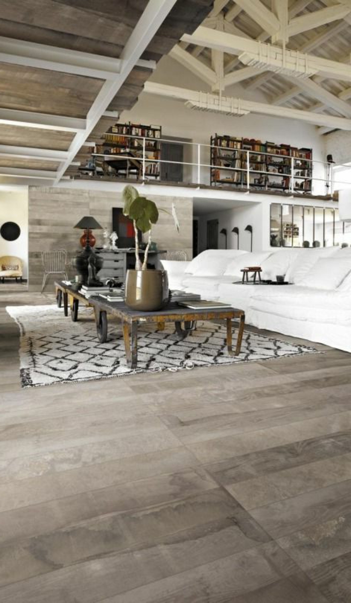1-salon-moderne-avec-plafond-en-poutre-decorative-poutre-chene-en-bois-massif-sol-en-parquet