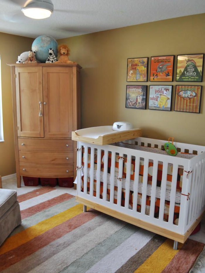 1-une-jolie-chambre-d-enfant-avec-tapis-à-rayures-colorés-lit-d-enfant-murs-beiges