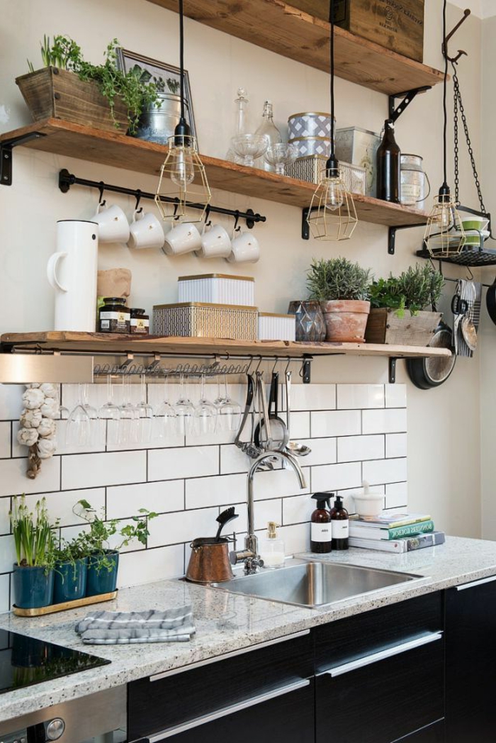 1-v33-rénovation-cuisine-moderne-avec-mur-carrelage-blanc-dans-la-cuisine-avec-meubles-en-bois-massif