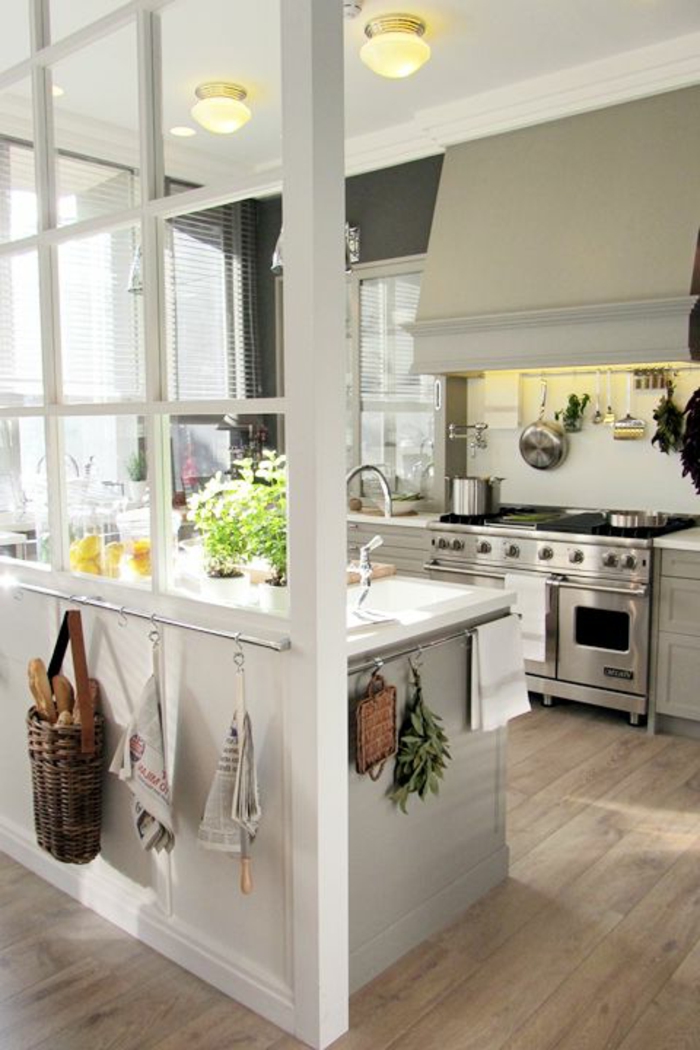 1-verrière-dans-la-cuisine-moderne-avec-sol-en-parquet-clair-verrière-loft-maison