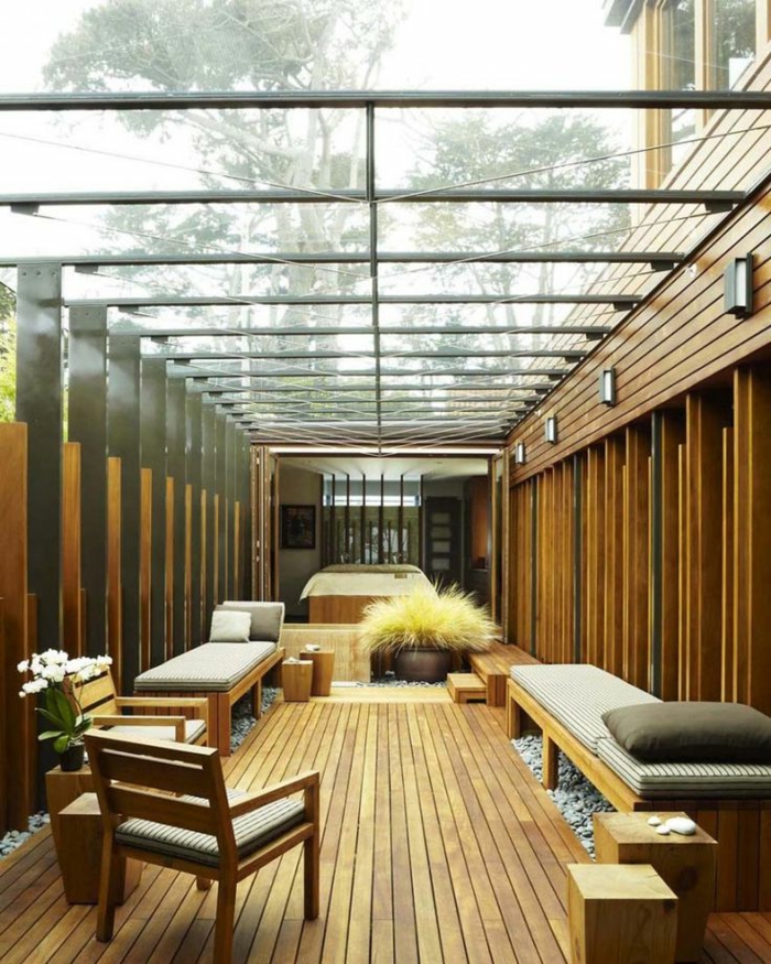 1-verrière-de-toit-avec-sol-en-planchers-clairs-pour-une-veranda-en-verre-et-bois