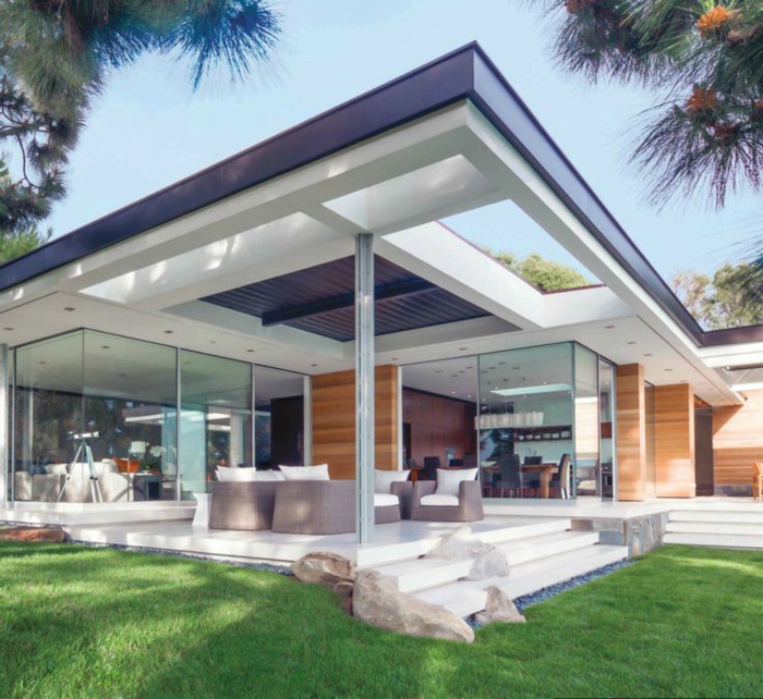 1-verrière-loft-pour-la-maison-moderne-de-luxe-avec-une-pelouse-verte-decoration-exterieur