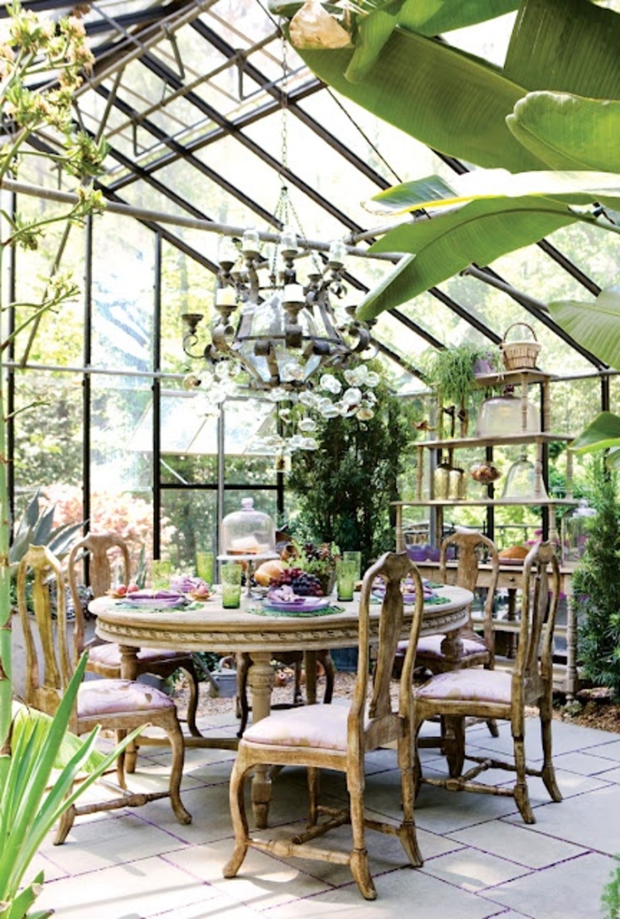 1-véranda-en-kit-avec-mur-en-verre-e-t-plafond-en-verre-beaucoup-de-plantes-vertes-dans-la-veranda