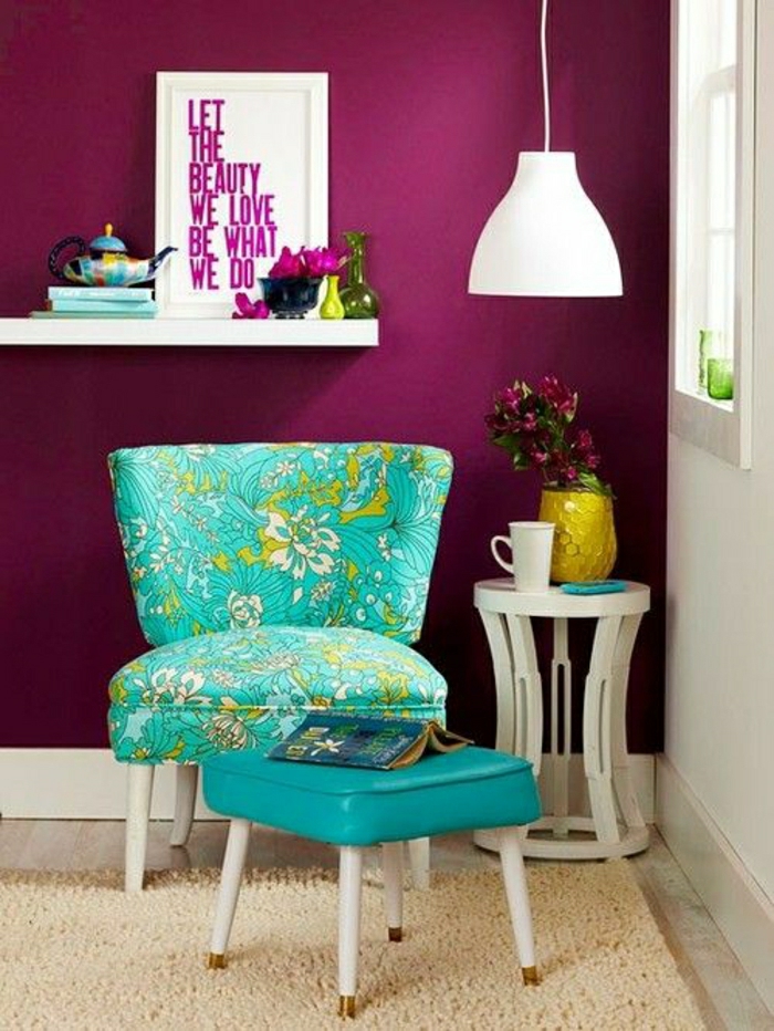 2-bordeau-couleur-tapis-beige-et-chaises-colorés-salon-moderne-et-tapis-beige-sol-en-parquet