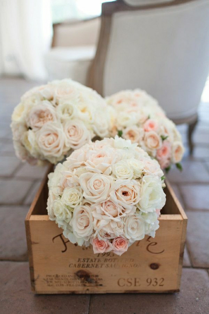 2-bouquet-de-mariée-rond-pour-le-jour-de-votre-mariage-beaucoup-de-fleurs-blancs